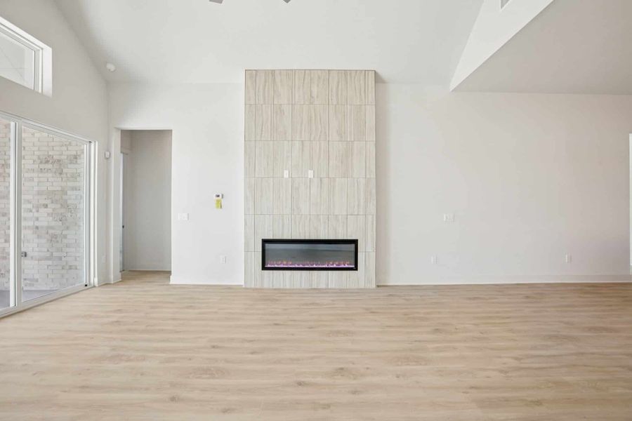 Spacious, unfurnished interior of a new home in Sunfield, Buda (Image 29).