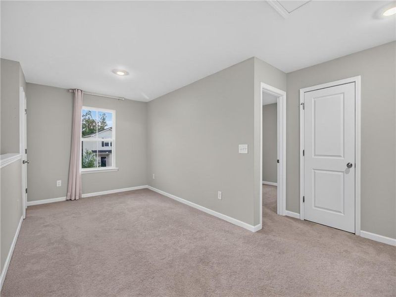 Spacious, unfurnished interior of a new home in , Gainesville (Image 25).