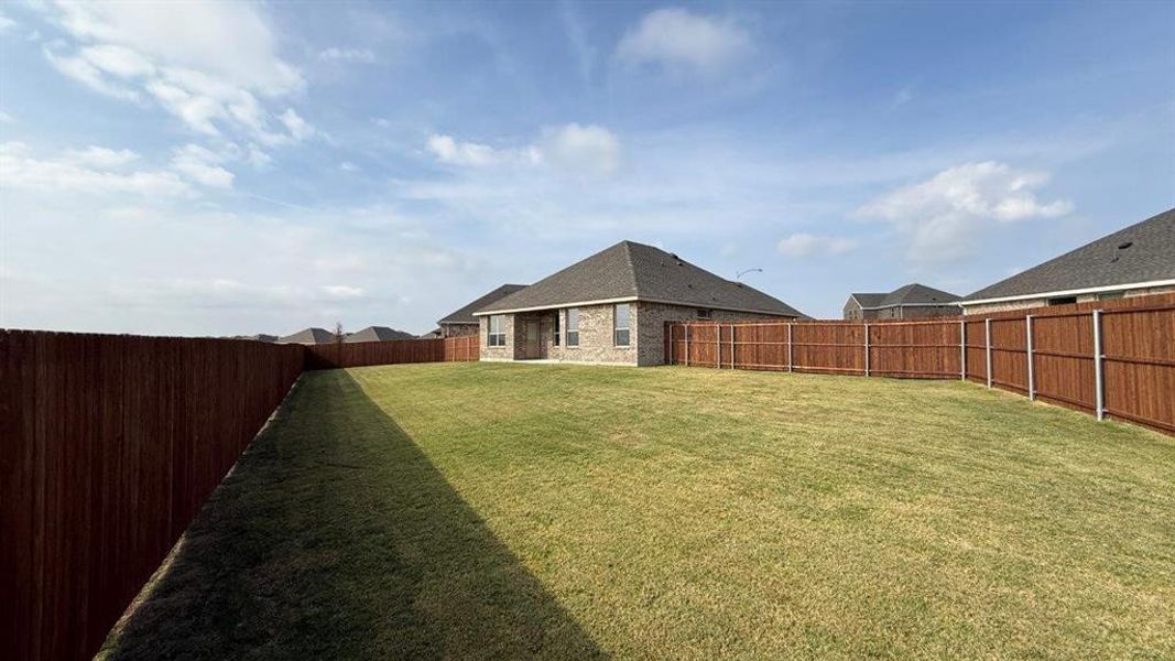 Exterior details and patio area of a home in Saratoga, Granbury (Image 14).