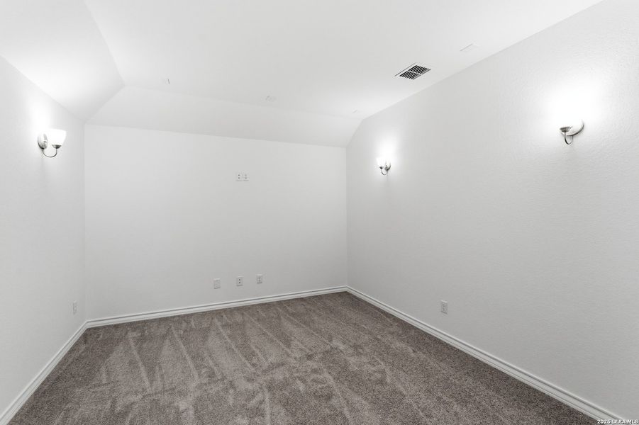 Spacious, unfurnished interior of a new home in Lily Springs, Seguin (Image 37).