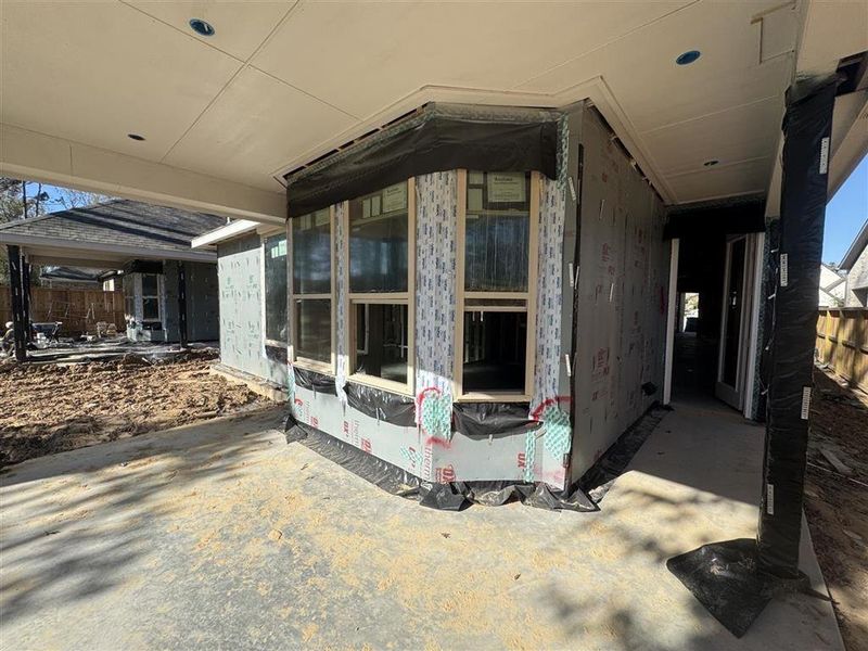 Huge back patio with a gas line!