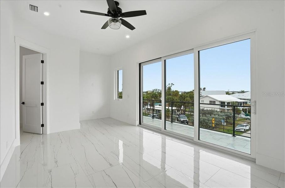 Spacious, unfurnished interior of a new home in , Englewood (Image 72).