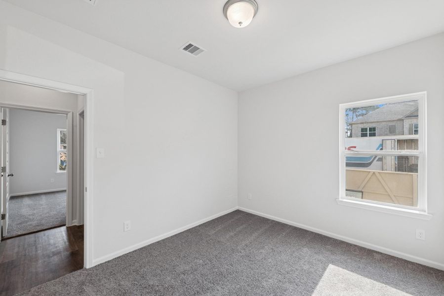 Spacious, unfurnished interior of a new home in Sierra Vista, Rosharon (Image 16).