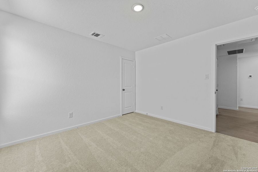 Spacious, unfurnished interior of a new home in Lodi Grove, Floresville (Image 10). Spacious, unfurnished interior of a new home in Lodi Grove, Floresville (Image 10).