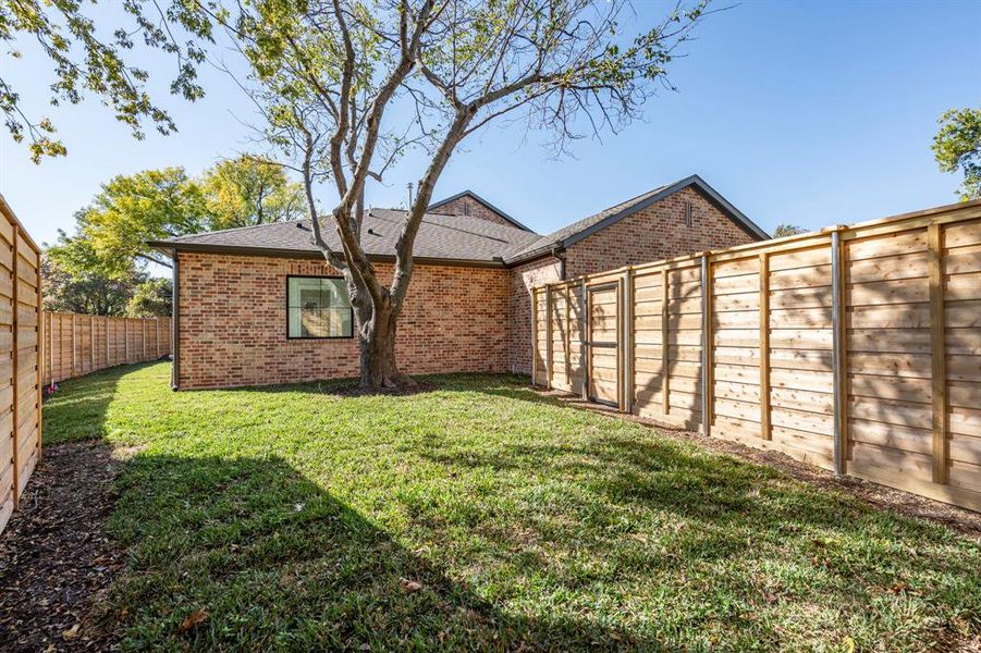 Exterior details and patio area of a home in , Dallas (Image 3).