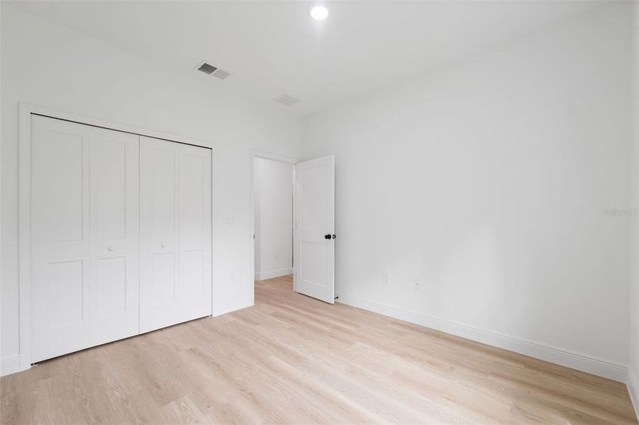 Spacious, unfurnished interior of a new home in , Ocala (Image 20).