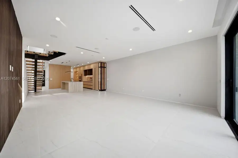 Spacious, unfurnished interior of a new home in , Fort Lauderdale (Image 27).
