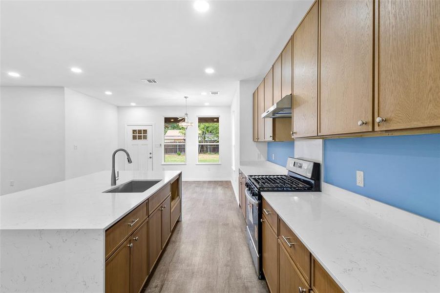 Spacious Kitchen and large Cabinetry Spacious Kitchen and large Cabinetry