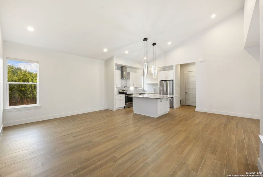 Spacious, unfurnished interior of a new home in , Blanco (Image 20).