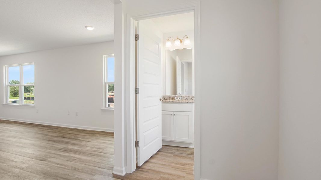 Spacious, unfurnished interior of a new home in Owl's Head East, Freeport (Image 11).