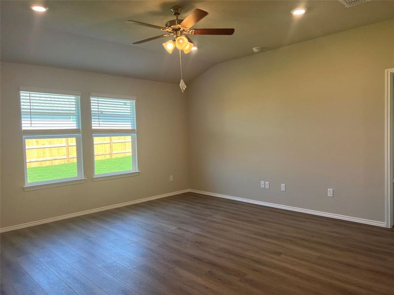 Spacious, unfurnished interior of a new home in Park Meadows, Lorena (Image 11).