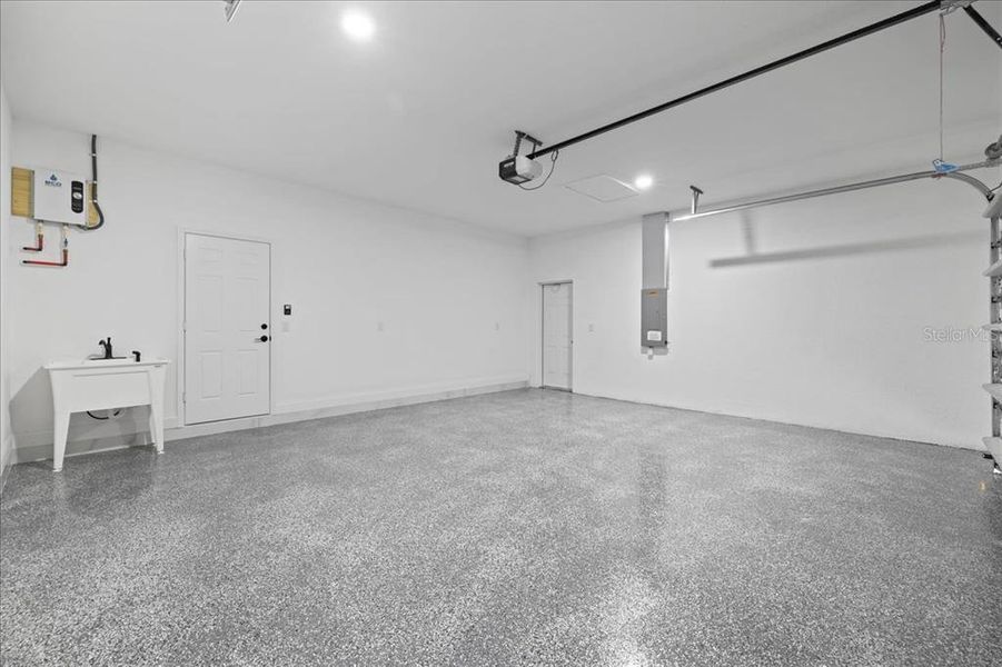 Spacious, unfurnished interior of a new home in , Cape Coral (Image 33).