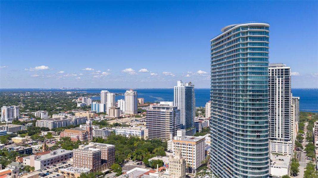 Condo located in St. Petersburg, FL showcasing its design and architecture (Image 43).