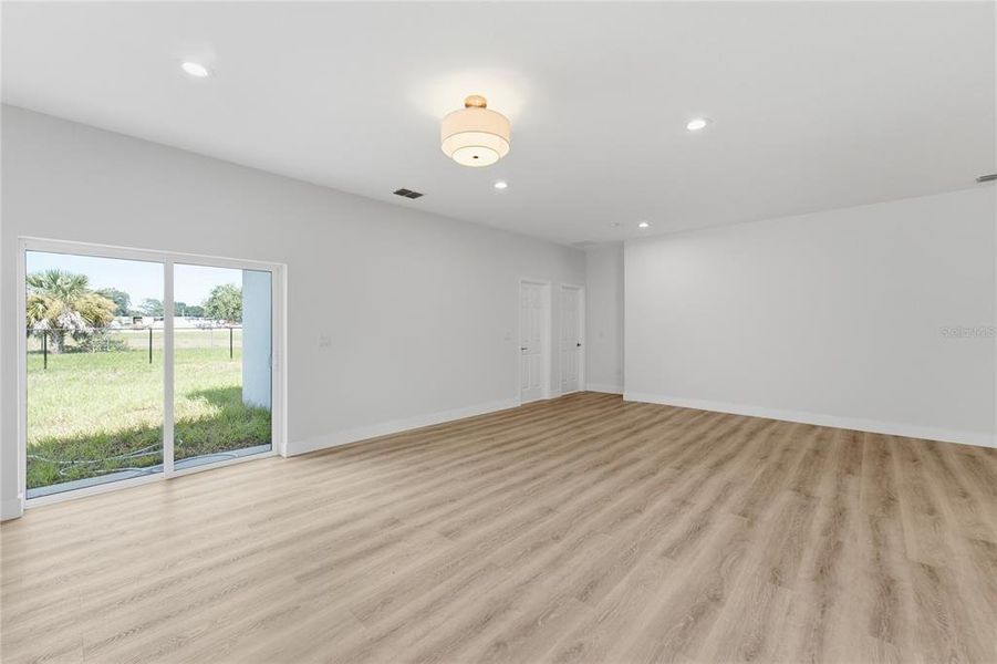 Spacious, unfurnished interior of a new home in , Leesburg (Image 14).