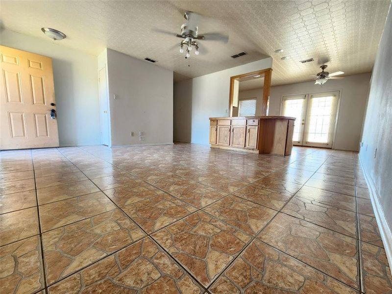 Spacious, unfurnished interior of a new home in , Mineola (Image 7).