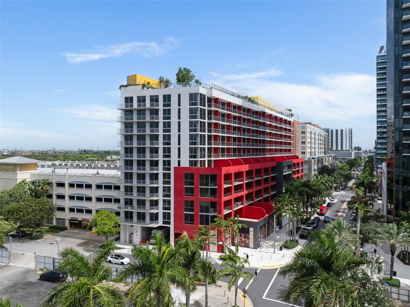 Condo located in Miami, FL showcasing its design and architecture (Image 18).