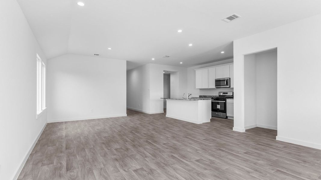 Spacious, unfurnished interior of a new home in Tamarron, Fulshear (Image 25).