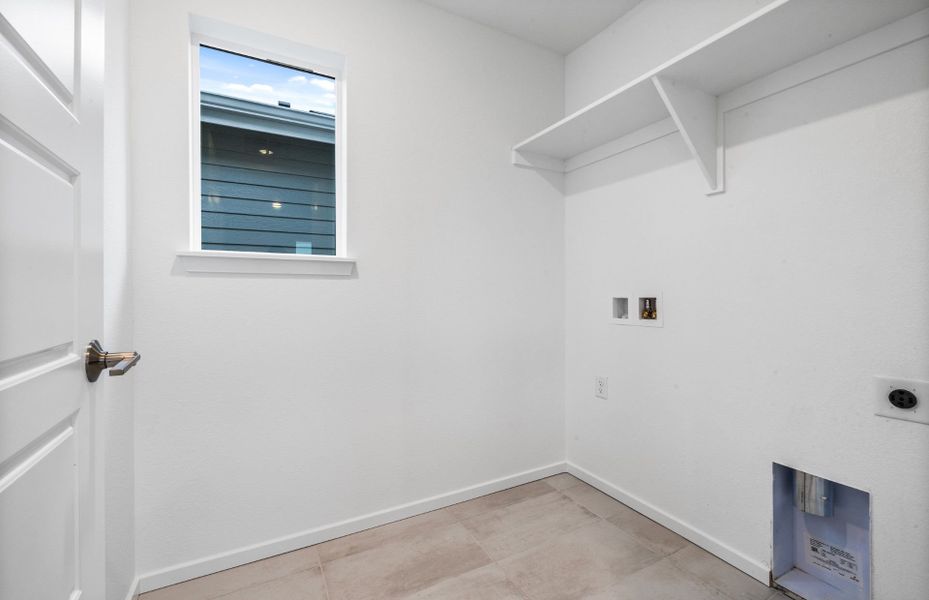 Spacious, unfurnished interior of a new home in Painted Prairie, Aurora (Image 16).