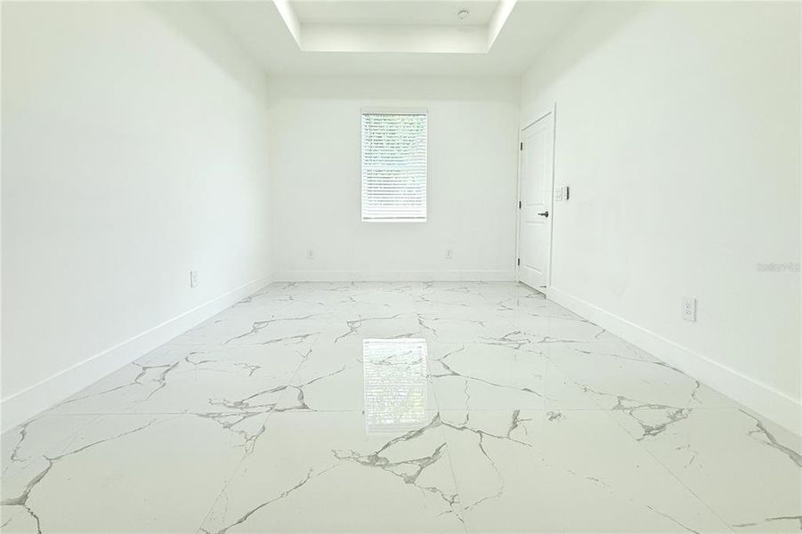 Spacious, unfurnished interior of a new home in , Tampa (Image 37).