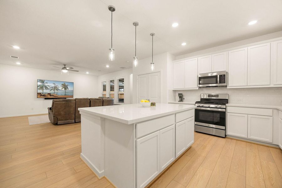 Furnished interior view inside a new home in Bonterra at Cross Creek Ranch 45s - Age 55+, Fulshear (Image 20).