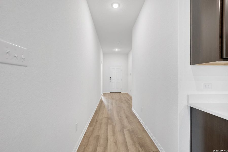 Spacious, unfurnished interior of a new home in Cinco Lakes, San Antonio (Image 22).