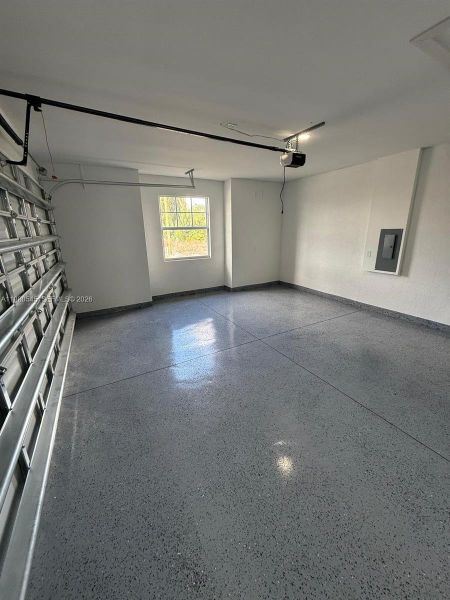 Spacious, unfurnished interior of a new home in , Lehigh Acres (Image 5).