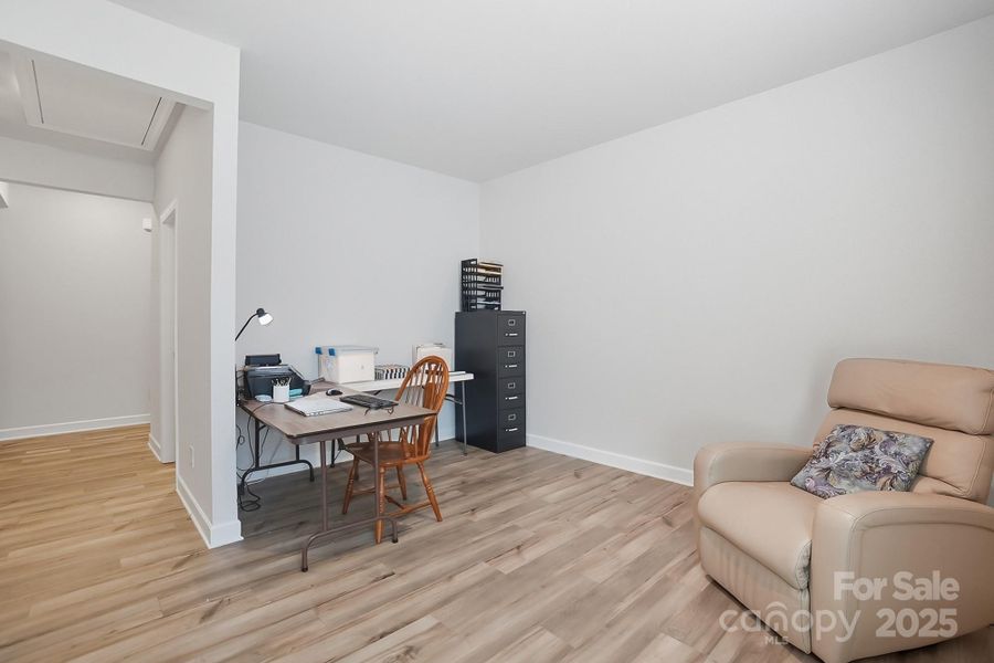 Office/flex room Office/flex room