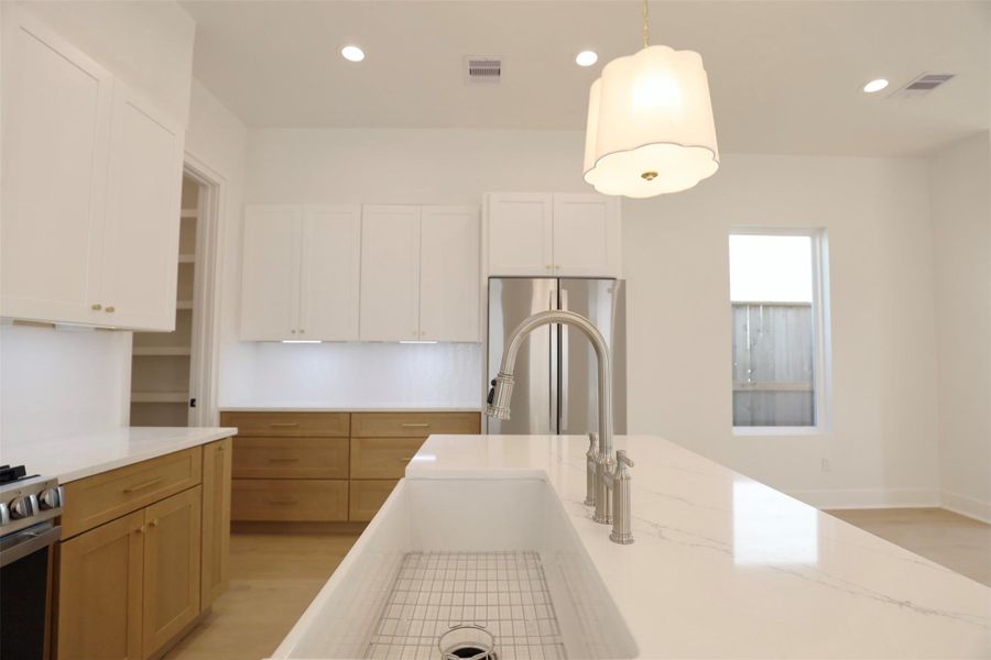 Bridge-style kitchen faucet with integrated pull-down spray head, combining classic charm with convenience. Bridge-style kitchen faucet with integrated pull-down spray head, combining classic charm with convenience.