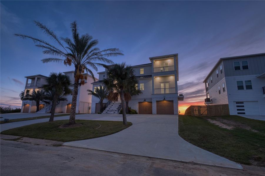 Condo located in Galveston, TX showcasing its design and architecture (Image 5).