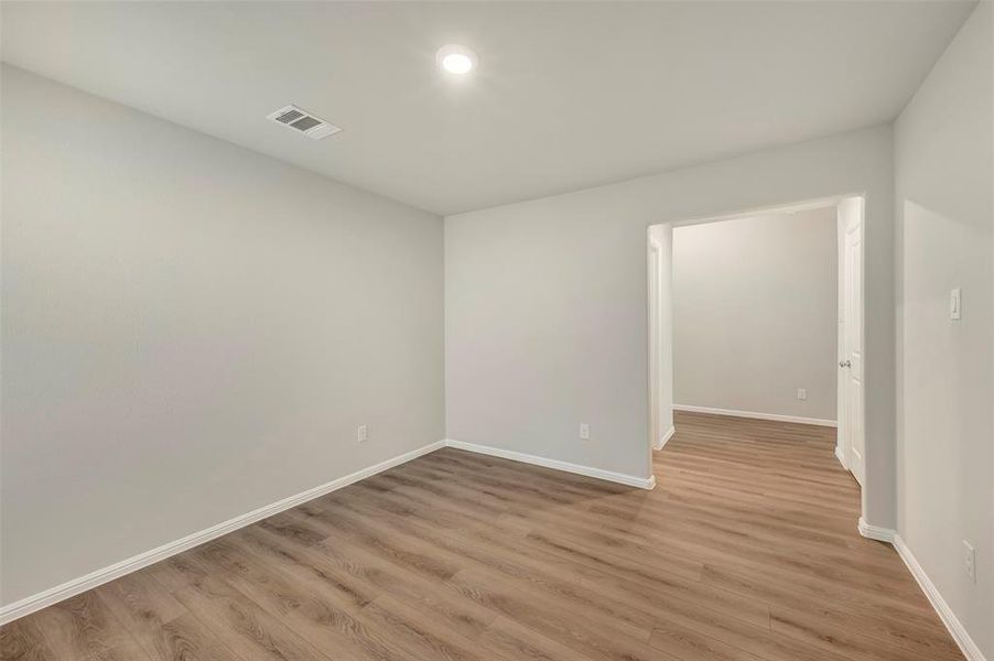 Spacious, unfurnished interior of a new home in Forest Park, Princeton (Image 35).