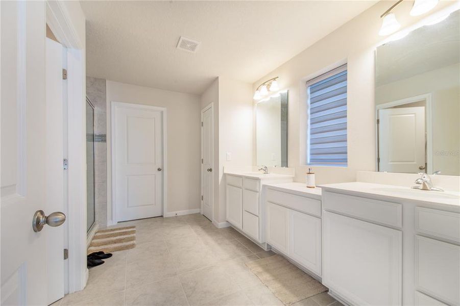 Furnished interior view inside a new home in , Winter Haven (Image 10).