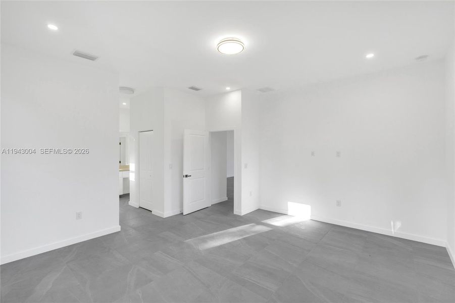 Spacious, unfurnished interior of a new home in , Lehigh Acres (Image 33).