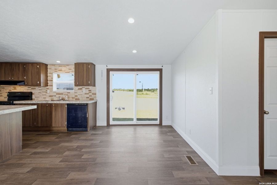 Spacious, unfurnished interior of a new home in , Atascosa (Image 29).