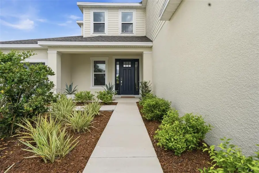Exterior details and patio area of a home in , Bradenton (Image 23).
