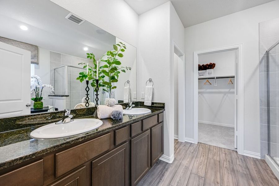 Furnished interior view inside a new home in Madero 50s, Fort Worth (Image 13).