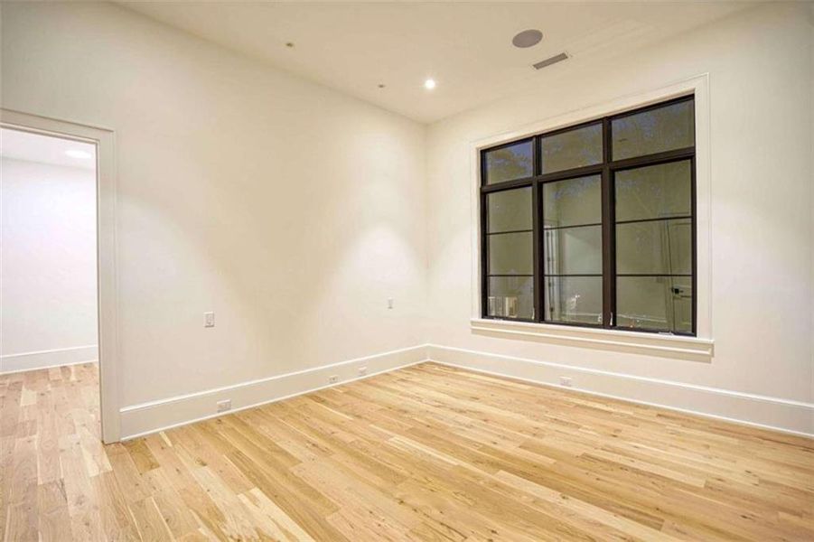 Spacious, unfurnished interior of a new home in , Sandy Springs (Image 20).