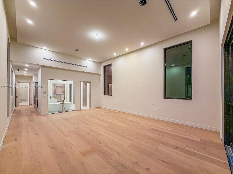 Spacious, unfurnished interior of a new home in , Pinecrest (Image 8).