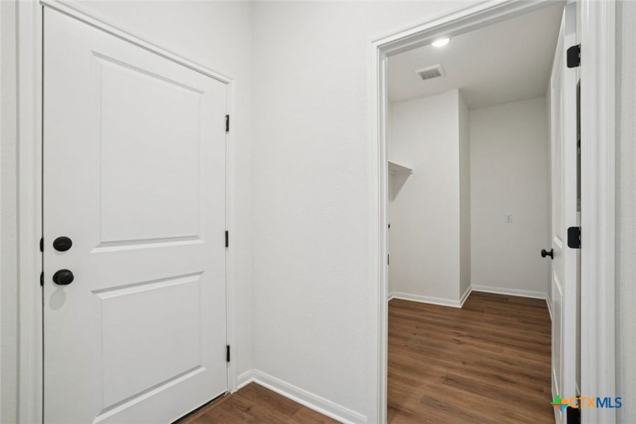 Spacious, unfurnished interior of a new home in Village at Three Oaks, Seguin (Image 14).