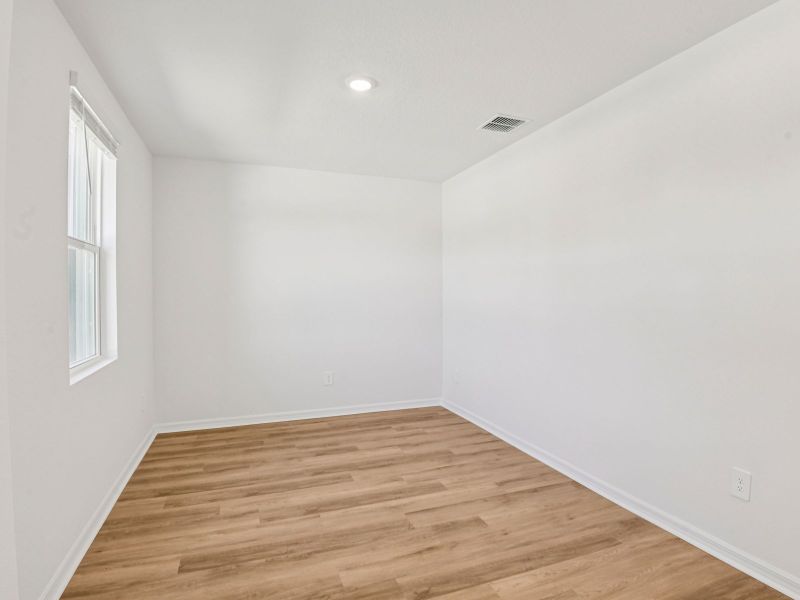 Spacious, unfurnished interior of a new home in Hilltop Vistas, Dade City (Image 16).