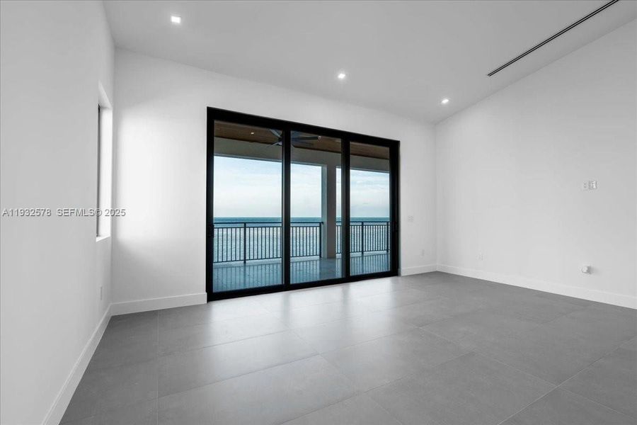 Spacious, unfurnished interior of a new home in , Marathon (Image 60).