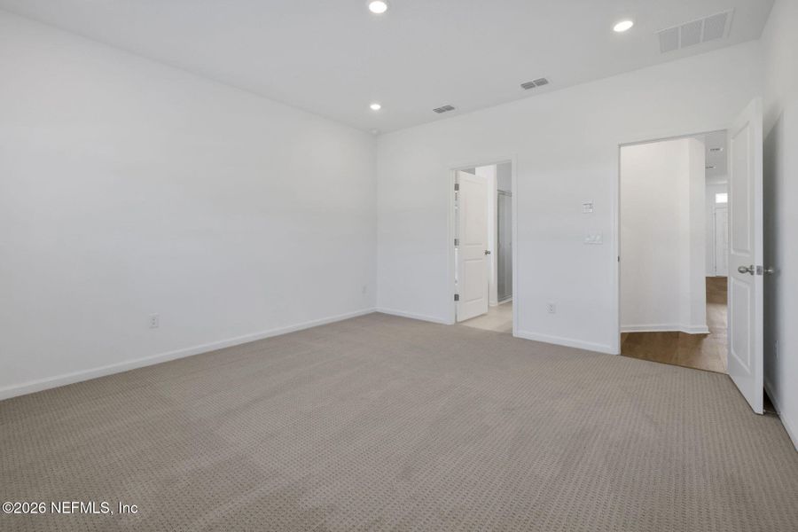 Spacious, unfurnished interior of a new home in Jennings Farm, Middleburg (Image 36).