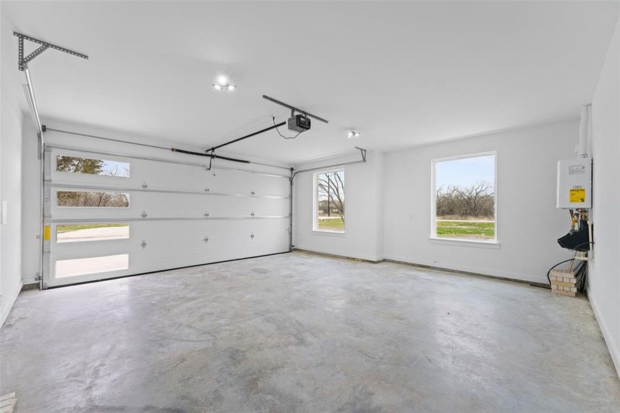 Spacious, unfurnished interior of a new home in , Corsicana (Image 17).