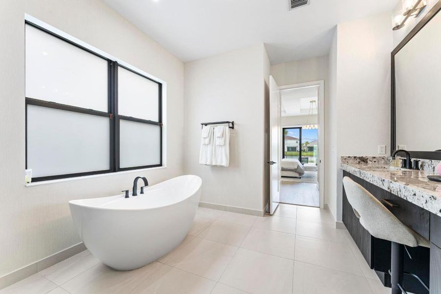 12490 Solana Bay_Primary Suite Bath Tub