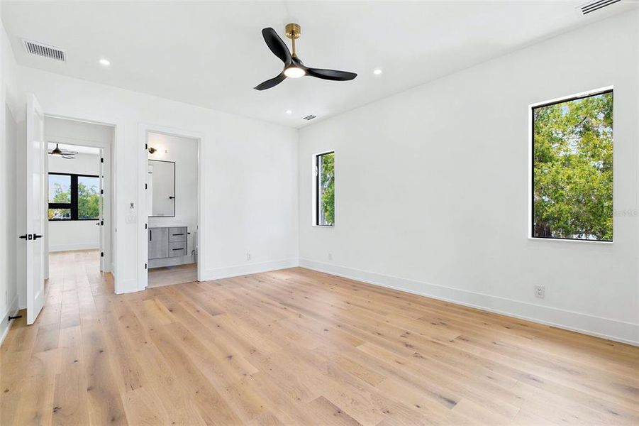 Spacious, unfurnished interior of a new home in , Sarasota (Image 25).