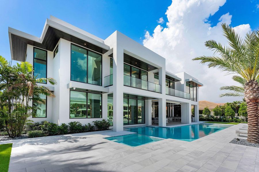Condo located in Boca Raton, FL showcasing its design and architecture (Image 5).