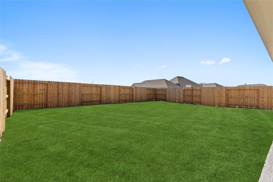 Exterior details and patio area of a home in Wildrye, Waller (Image 4).