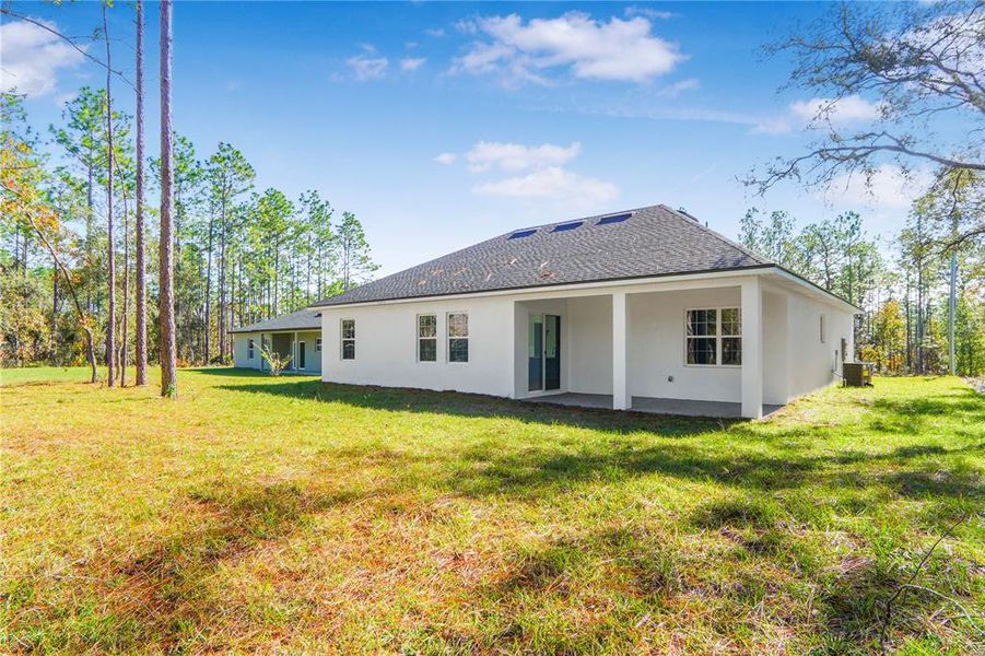 Exterior details and patio area of a home in , Dunnellon (Image 25).