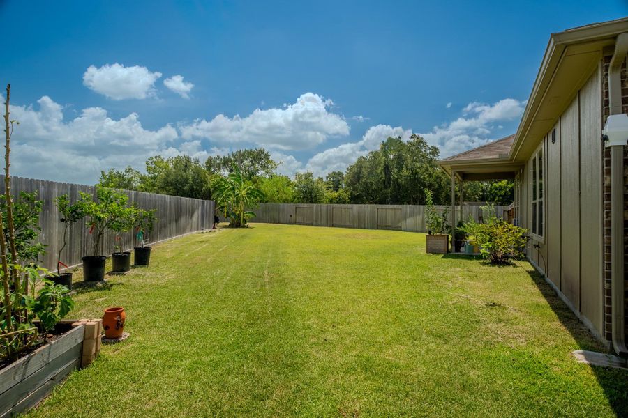 Exterior details and patio area of a home in Mustang Ridge, Alvin (Image 24).
