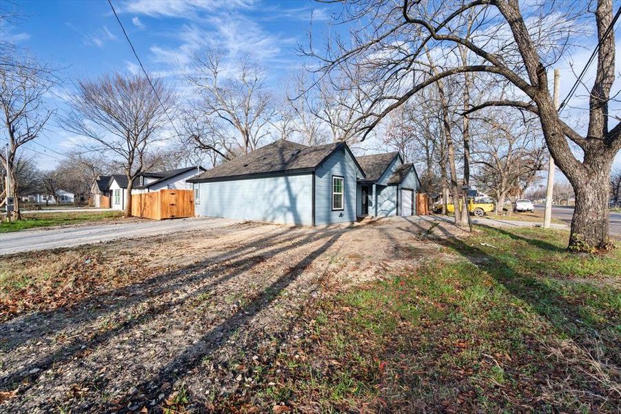 Exterior details and patio area of a home in , Kerens (Image 3).