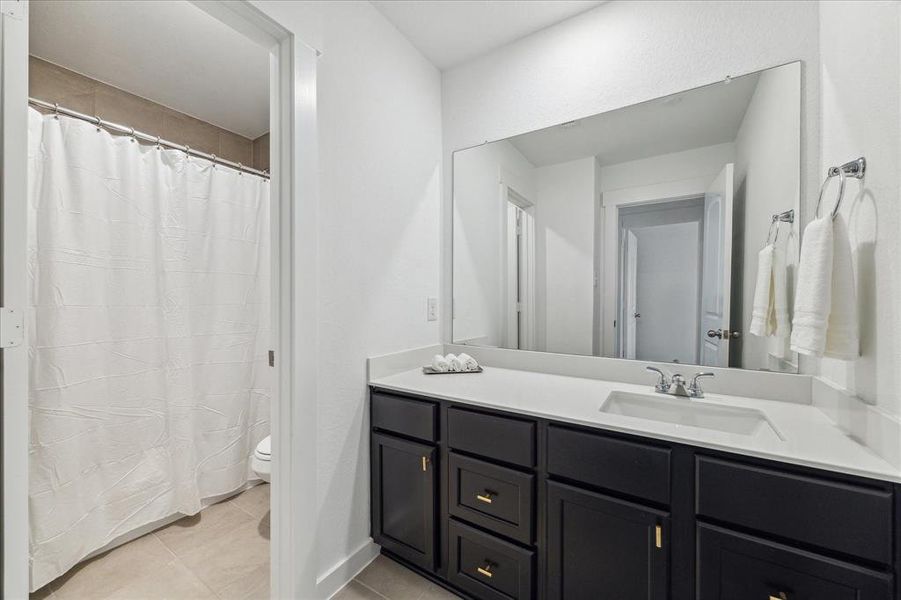 Shared full bathroom on 2nd floor